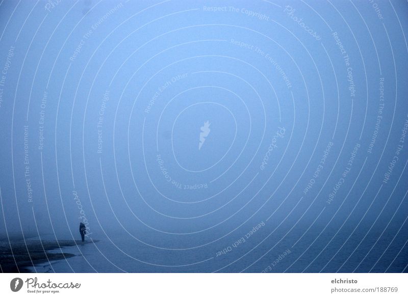 Land unter 1 Mensch schlechtes Wetter Nebel Küste Seeufer Strand Ostsee Meer blau Stimmung Einsamkeit kalt Wasser Himmel Timmendorfer Strand Deutschland