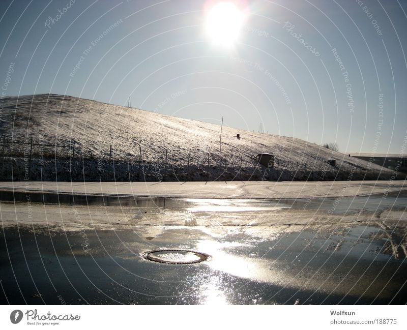 Tauwetter Sonne Winter Sonnenlicht Schönes Wetter Menschenleer Straße kalt nass blau grau weiß Oberschwaben Farbfoto Außenaufnahme Textfreiraum oben Tag Licht