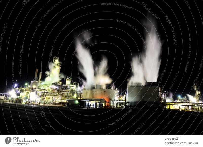 Industrieanlage bei Nacht Technik & Technologie Umwelt Landschaft Pflanze Luft Himmel Stadtrand Fabrik Gebäude Schornstein Stahl Erdöl dunkel schwarz weiß