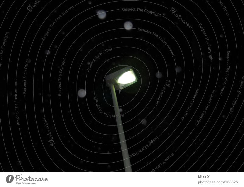 Nachts Winter schlechtes Wetter Schnee Schneefall Platz dunkel hell Lampe Straßenbeleuchtung Schneeflocke Nachtstimmung Außenaufnahme Menschenleer