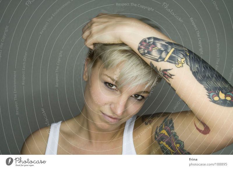 chouette Design schön Haare & Frisuren Haut Gesicht feminin Junge Frau Jugendliche 1 Mensch 18-30 Jahre Erwachsene Mode Tattoo blond kurzhaarig Pony crop