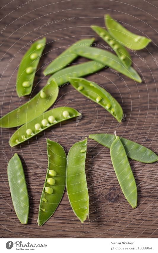 green peas Gemüse Bioprodukte Vegetarische Ernährung Holz liegen authentisch natürlich grün Stimmung ästhetisch Natur Farbfoto Innenaufnahme Studioaufnahme