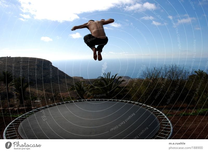 ich setzte den Fuß in die Luft und sie trug Freude Glück Freiheit Sommer Trampolin Mensch maskulin Junger Mann Jugendliche Körper Haut 1 Himmel Meer Atlantik