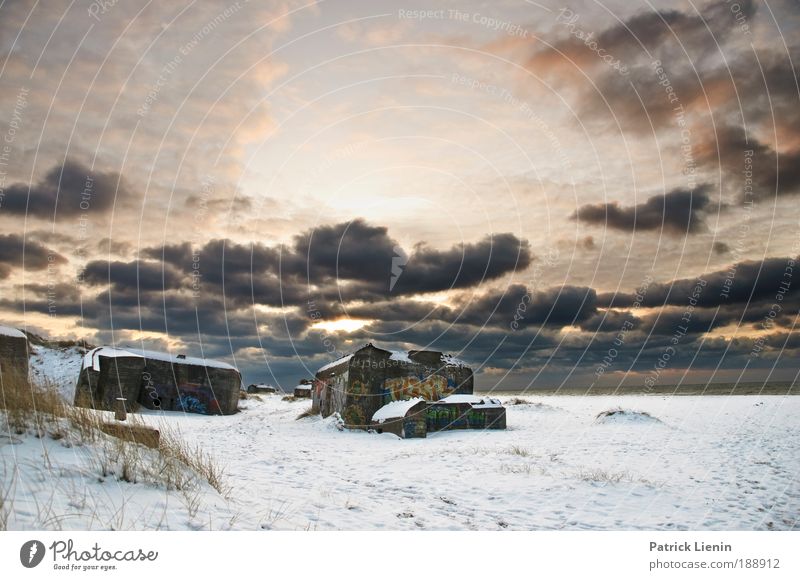 Bunker in Klitmoller Fischerdorf beobachten Strand Dänemark Wolken Sonnenuntergang Winter Stranddüne Graffiti Blauer Himmel Schnee kalt trist zerfall Krieg