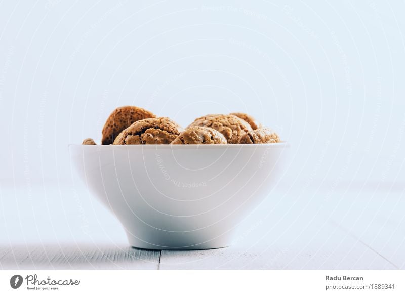 Italienische Amaretti-Kekse in der weißen Schüssel Lebensmittel Dessert Süßwaren Ernährung Essen Frühstück Italienische Küche Schalen & Schüsseln Tisch klein