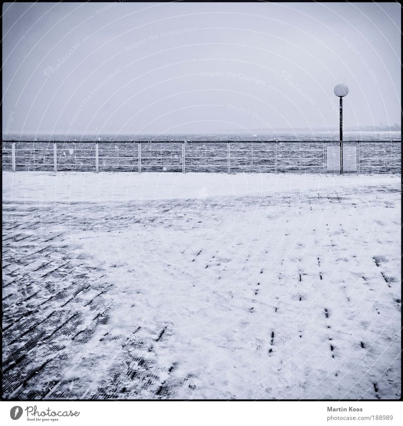 usedomer fenster Brücke Seebrücke Terrasse Laterne kalt blau Stimmung Sehnsucht ästhetisch Schnee Geländer Holzbrücke Holzfußboden Ostsee Meer Strand Winter