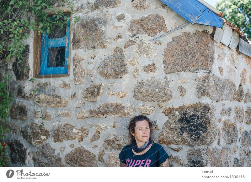 Supermai Lifestyle ruhig Ausflug Mensch feminin Frau Erwachsene Leben Kopf 1 30-45 Jahre Dorf Gebäude Mauer Wand Fenster Denken Blick stehen warten authentisch