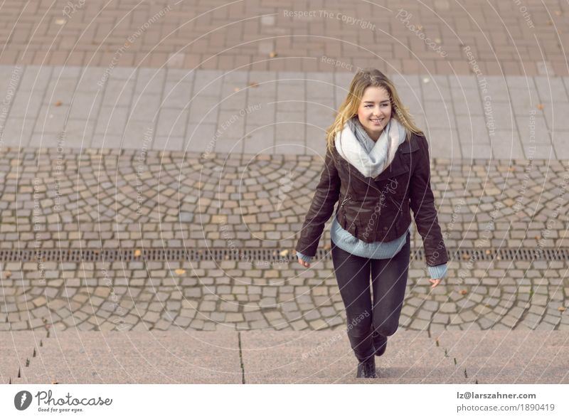 Lächelnde modische junge Frau Stil Glück Körper Winter Business Erwachsene 1 Mensch 18-30 Jahre Jugendliche Mode Schal blond trendy attraktiv Aufstieg Entwurf