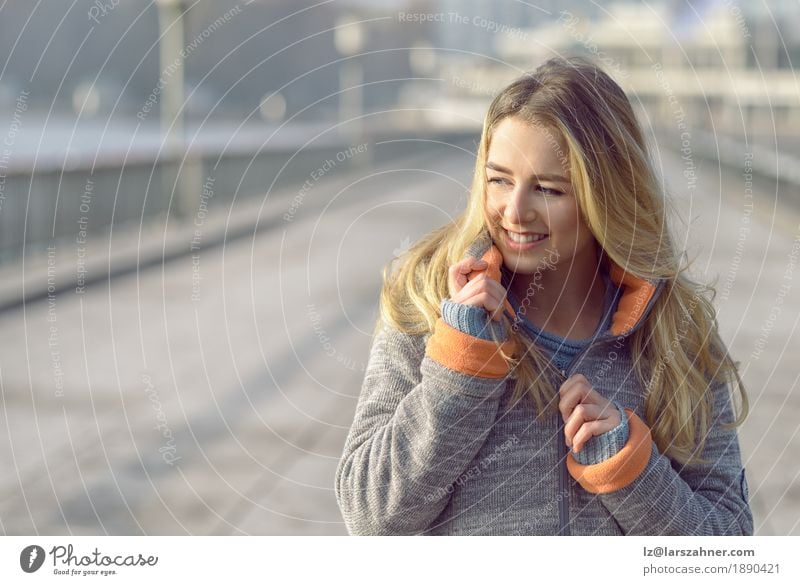 Glückliche Frau mit einem reizenden Lächeln Lifestyle Freude Gesicht Freiheit Sonne Winter Erwachsene 1 Mensch 18-30 Jahre Jugendliche Natur Herbst Wind Stadt