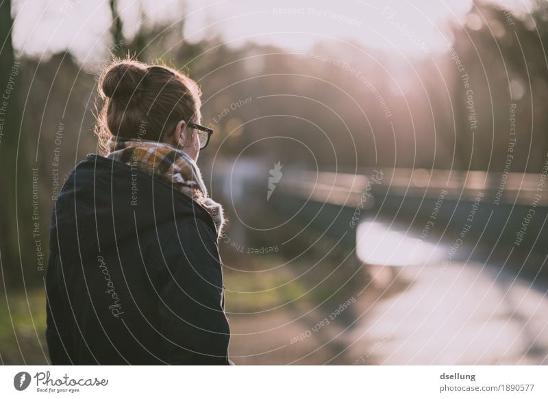 veränderungen stehen bevor. Lifestyle elegant Stil feminin Junge Frau Jugendliche 1 Mensch 18-30 Jahre Erwachsene Park Brücke Jacke Mantel beobachten Denken