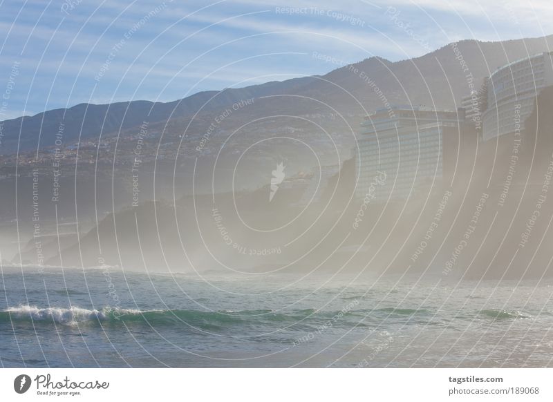 SONNENSTRAHLEN Spanien Sonnenstrahlen Puerto de la Cruz Teneriffa Atlantik Bucht Wasser Brandung Berge u. Gebirge bergig Natur tagstiles Nebel Farbfoto