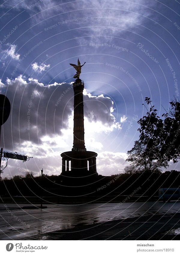 Leuchtender Engel Sonnenstrahlen Wolken Europa friedenssäule Berlin Lampe Himmel leuchten