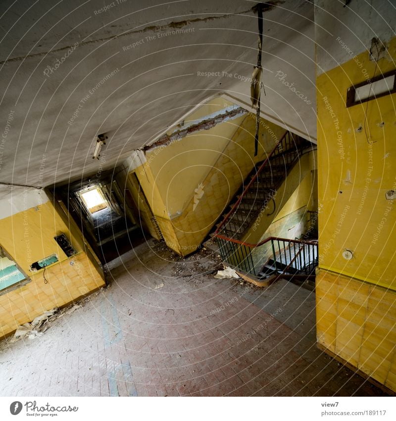 tiefflug Wohnung Renovieren Innenarchitektur Raum Haus Mauer Wand Treppe Fassade Stein Beton Holz Metall Linie alt beobachten entdecken hängen Aggression