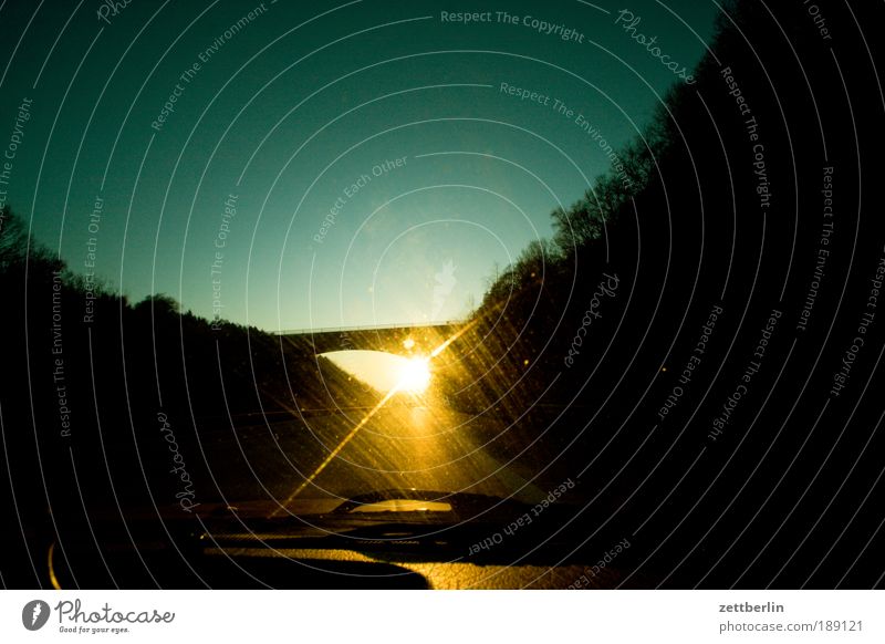 Gegenlicht Sonne Sonnenuntergang blenden grell strahlend Beleuchtung leuchten Strahlung Sonnenstrahlen Autobahn Brücke Himmel Schönes Wetter Wolkenloser Himmel