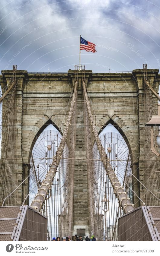 Um- | -orientierung Mensch Menschengruppe New York City Amerika Brücke Brückenpfeiler Hängebrücke Strebe Brooklyn Bridge Drahtseil Stein Metall Fahne