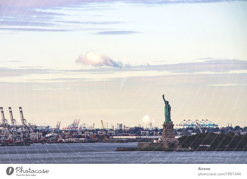 Ich bin so frei Wasser Himmel Wolken New York City Sehenswürdigkeit Wahrzeichen Freiheitsstatue Hafen Bekanntheit blau orange türkis Ausdauer standhaft Farbfoto