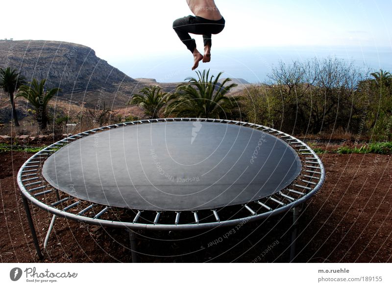 ich setzte den Fuß in die Luft und sie ertrug mich Freude Leben Trampolin Ferien & Urlaub & Reisen Mensch maskulin Gesäß Beine Oberkörper 1 Landschaft Sommer