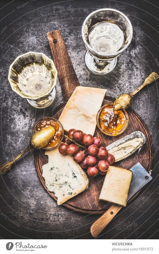 Käseplatte mit Weißwein Lebensmittel Frucht Ernährung Getränk Wein Stil Design Tisch Restaurant Saucen Feinschmecker Brie honey Snack fein Foodfotografie