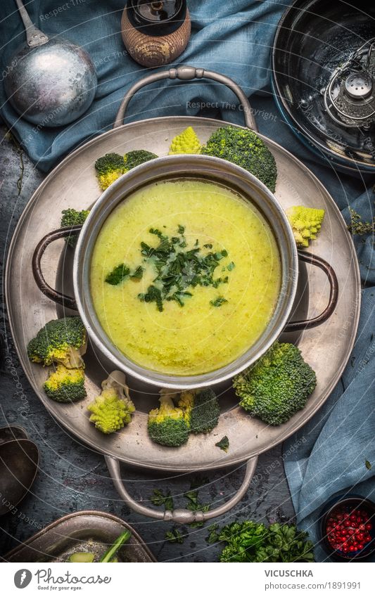 Geschmackvolle Romanesco und Brokkolisuppe im Kochtopf Lebensmittel Gemüse Suppe Eintopf Ernährung Mittagessen Abendessen Bioprodukte Vegetarische Ernährung