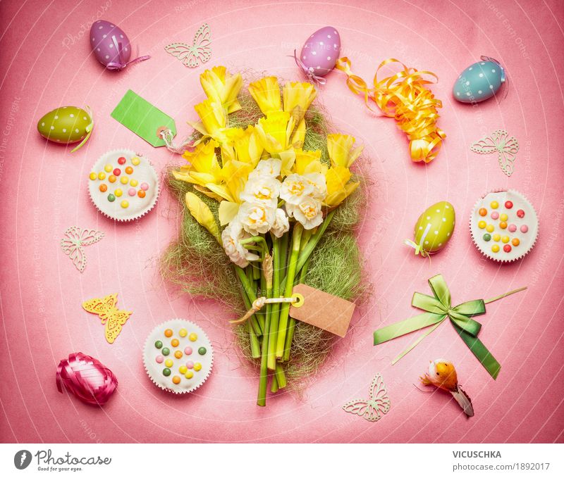 Ostern Dekoration mit Frühlingsblumen, Eiern und Kuchen Festessen Stil Design Dekoration & Verzierung Feste & Feiern Blume Blumenstrauß rosa Tradition Osternest