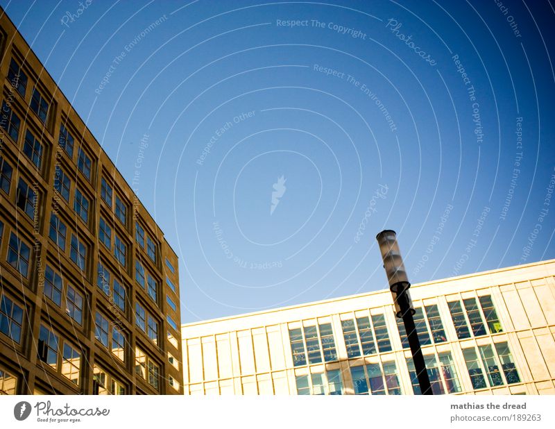 TEXTFREIRAUM OBEN Wolkenloser Himmel Schönes Wetter Berlin Stadt Hauptstadt Fußgängerzone Skyline Bauwerk Gebäude Architektur Fassade Fenster eckig Linie