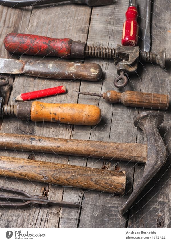 Altes Tischler Werkzeug Hammer alt dreckig retro tools rusty old Hintergrundbild metal wooden set wrench texture antique collection dirty Grunge carpentry