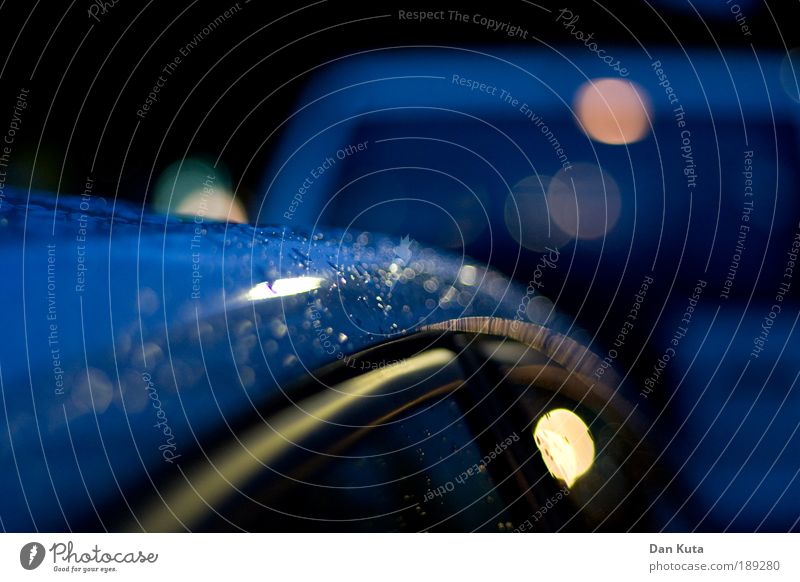 Miss Wet-Autodach-Contest Ausflug Fahrzeug PKW Dach Wassertropfen Glanzlicht Reflexion & Spiegelung genießen skurril Regen Unschärfe weich Tür Autotür