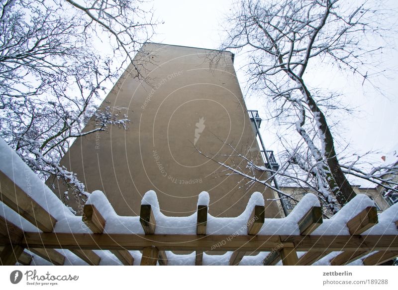 Friedenau unter Schnee Haus Gebäude Schneeflocke Winter kalt Nacht dunkel Fenster Licht Warmherzigkeit erleuchten Wohnung Häusliches Leben Diskretion Mauer