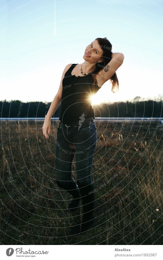 Sonnentanz Lifestyle Stil schön Dachgarten Junge Frau Jugendliche 18-30 Jahre Erwachsene Landschaft Horizont Schönes Wetter Gras Jeanshose Top Schmuck Stiefel