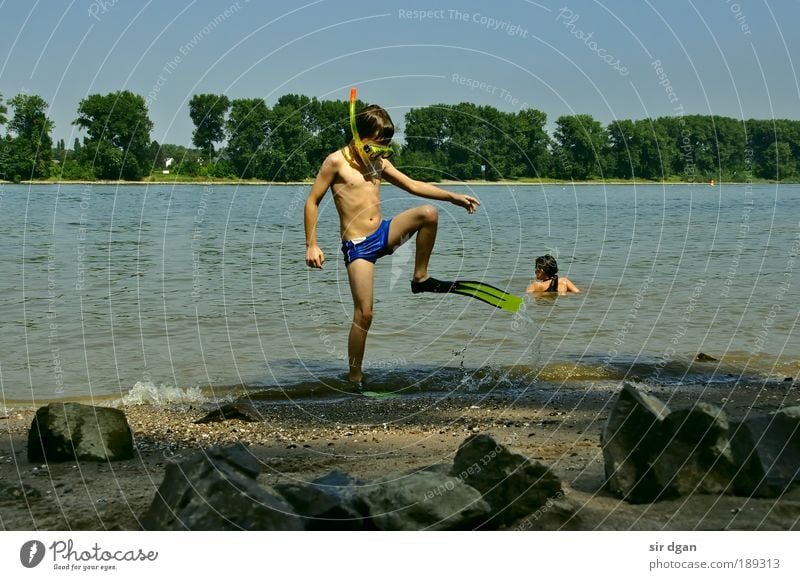 auf die schatzsuche Kind Kindheit 2 Mensch 3-8 Jahre Natur Landschaft Sand Wasser Wassertropfen Wolkenloser Himmel Sommer Schönes Wetter Küste Flussufer tauchen