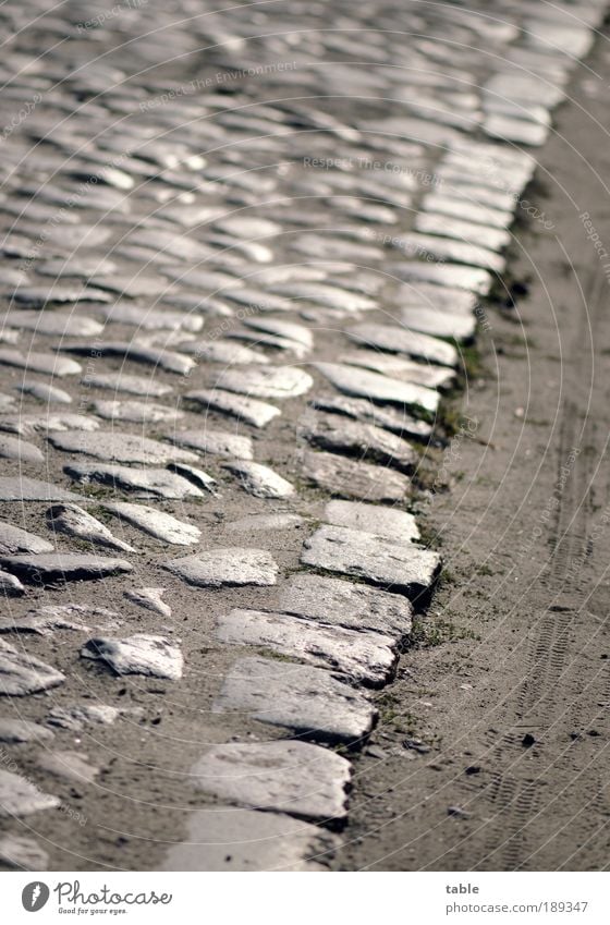 Lebensweg Karriere Umwelt Erde Sand Dorf Altstadt Verkehrswege Straße Wege & Pfade Stein alt eckig trist Gefühle Genauigkeit Ordnung Vergangenheit