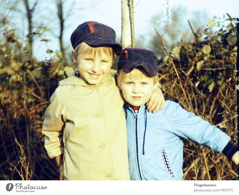 Brüder & Freunde Freizeit & Hobby Spielen Kinderspiel Kindererziehung Kindergarten Junge Geschwister Bruder Kindheit Umwelt Natur beobachten toben tragen