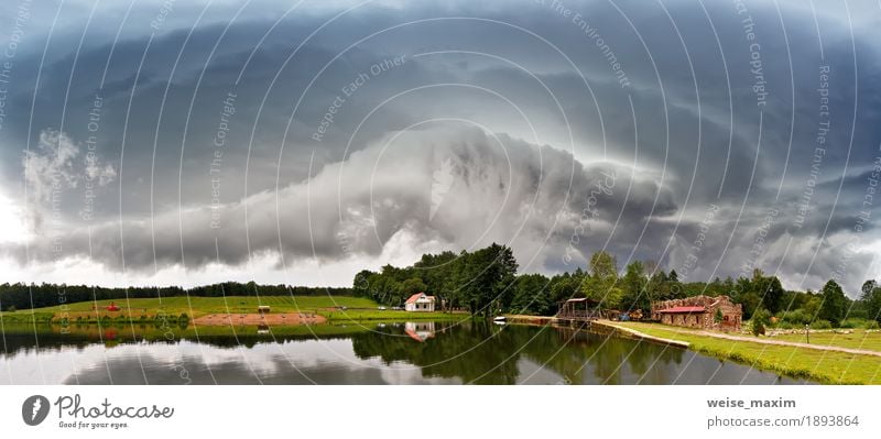 Sommer Sturmlandschaft. Dramatischer bewölkter Himmel schön Haus Natur Landschaft Wolken Horizont Wetter schlechtes Wetter Unwetter Wind Regen Baum Gras Park