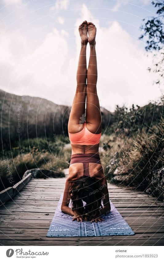 Junge schöne Frauen, die draußen Yoga üben Lifestyle Gesundheit sportlich Fitness Leben Wohlgefühl Erholung Meditation Freizeit & Hobby Sport Sport-Training