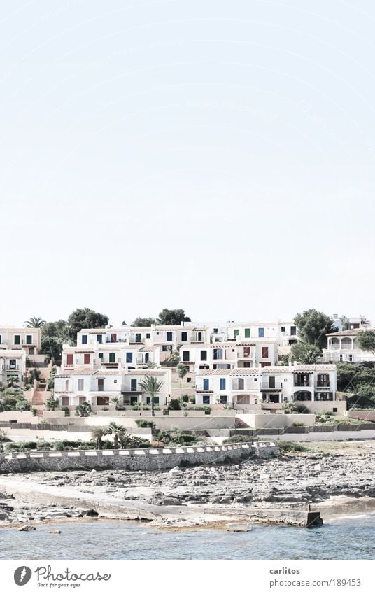 Nur ein Steinwurf bis zum Strand ..... Architektur Klima Mallorca Meer Mittelmeer Haus Reihenhaus Fensterladen Mauer Uferbefestigung Mole Urlaubsparadies hell