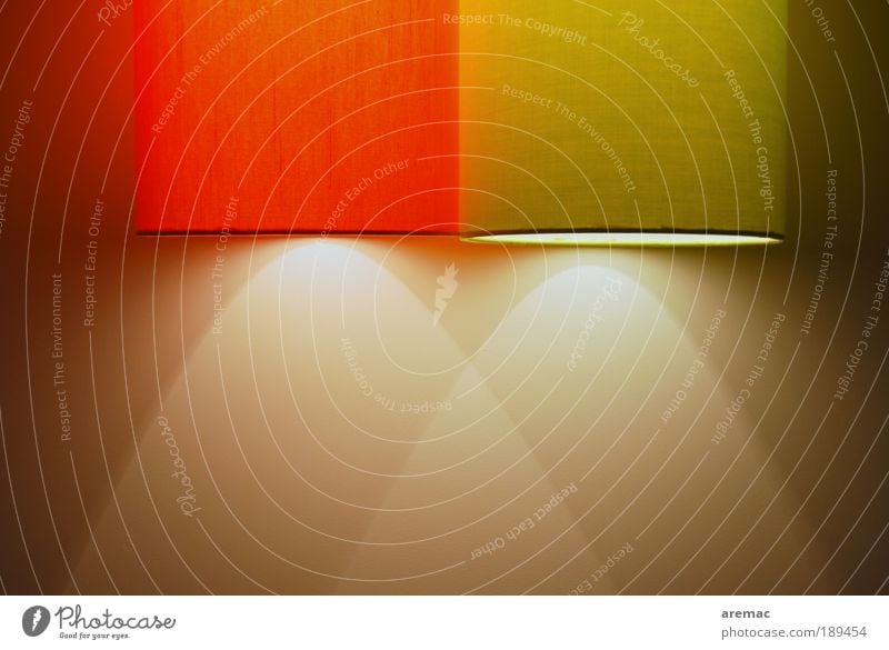 Energiesparlampe Design Wohnung Lampe leuchten Lampenschirm Lichtkegel Energie sparen Stoff rot gelb Farbfoto mehrfarbig Innenaufnahme Nahaufnahme abstrakt