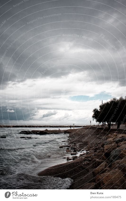 Die dunkle Seite der Macht Umwelt Wolken Gewitterwolken Sommer Klima Schönes Wetter schlechtes Wetter Unwetter Wind Sturm Wellen Küste Strand Meer Mittelmeer