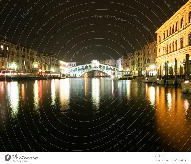 PONTE RIALTO Schönes Wetter Fluss Canal Grande Venedig Italien Hafenstadt Altstadt Fassade Sehenswürdigkeit Wahrzeichen Rialto Rialto-Brücke Schifffahrt