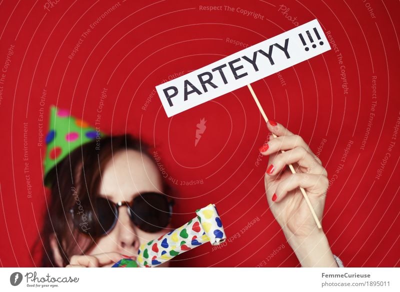 Parteyyy 03 feminin Junge Frau Jugendliche Erwachsene 1 Mensch 13-18 Jahre 18-30 Jahre 30-45 Jahre Freude Party Partygast Partystimmung Karneval Geburtstag