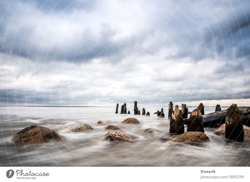 Weite Umwelt Natur Landschaft Wasser Himmel Wolken Schönes Wetter Wind Wellen Küste Ostsee blau braun weiß Buhne Stein Felsen Holz Horizont Farbfoto