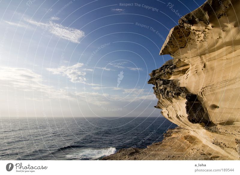 unendliche weite Natur Landschaft Urelemente Himmel Wolken Horizont Sommer Schönes Wetter Wellen Küste Strand Meer ästhetisch Bekanntheit eckig Ferne hoch Wärme