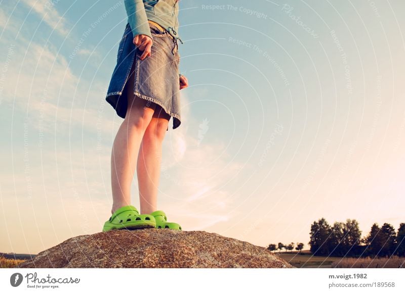 Getting High Ausflug Sommer wandern Klettern feminin Junge Frau Jugendliche Beine Fuß 1 Mensch 18-30 Jahre Erwachsene Natur Landschaft Himmel Sonnenaufgang