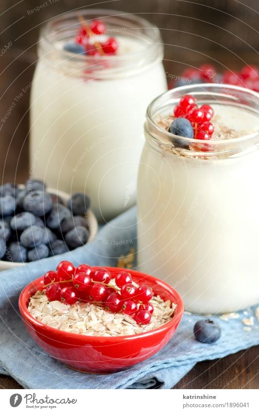 Gläser mit frischem Naturjoghurt, Beeren und Getreide Joghurt Milcherzeugnisse Frucht Dessert Ernährung Frühstück Mittagessen Diät Schalen & Schüsseln Holz