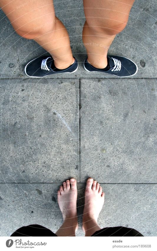 still standing Haut Beine Fuß 2 Mensch Schönes Wetter Schuhe Stein Kommunizieren sprechen stehen warten einfach frech Zusammensein Neugier rebellisch grau