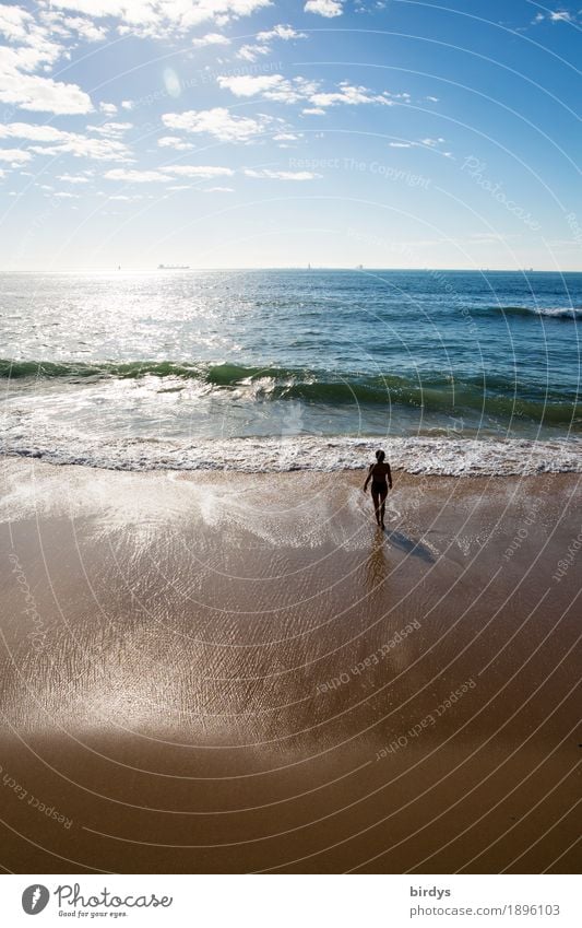 Urlaub am Meer Sinnesorgane Ferien & Urlaub & Reisen Sommerurlaub Strand feminin Frau Erwachsene 1 Mensch 30-45 Jahre Himmel Wolken Horizont Sonnenlicht