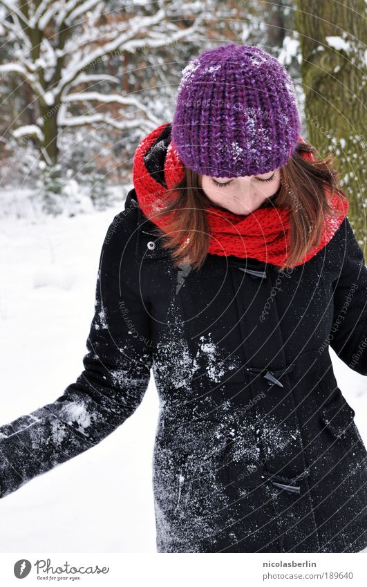 Pünktlich zum Jahrestag! feminin Junge Frau Jugendliche Paar Gesicht 1 Mensch 18-30 Jahre Erwachsene Winter Wetter Schönes Wetter schlechtes Wetter Schnee