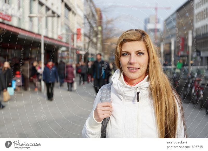 junge Frau in der Innenstadt Lifestyle kaufen Freizeit & Hobby Mensch feminin Junge Frau Jugendliche Erwachsene 1 Menschengruppe Menschenmenge 18-30 Jahre Stadt