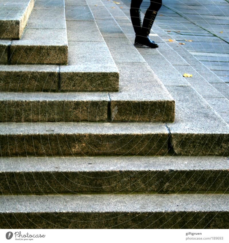 all alone i stand and wait Mensch feminin Beine 1 Stadt Bauwerk Gebäude Treppe Leder Stiefel stehen warten Pünktlichkeit Ausdauer standhaft Neugier Langeweile