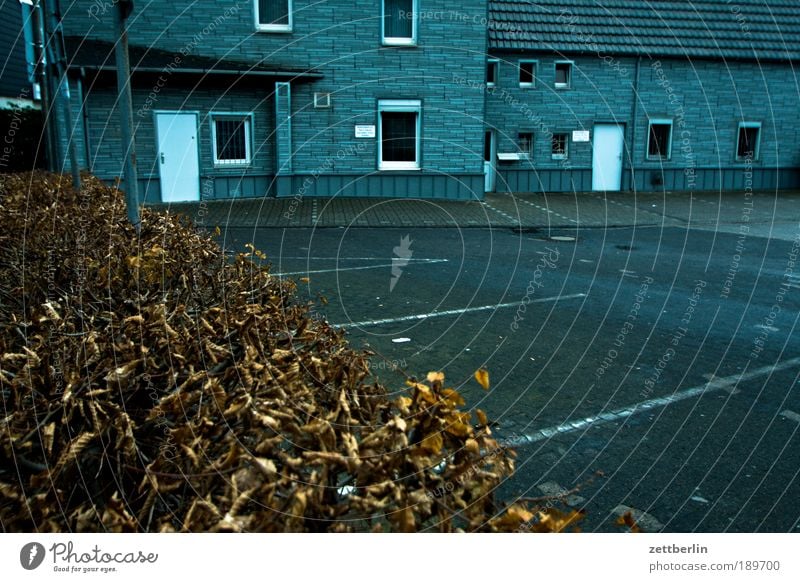 Wickede Parkplatz parkplatzmarkierung Haus Gebäude Architektur Eingang Hecke Herbst Winter Tod bewegungslos trist Traurigkeit Trauer Einsamkeit Sehnsucht