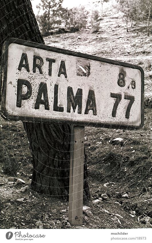 altes Schild mitten in Mallorca Europa Schilder & Markierungen Wegweiser Schwarzweißfoto